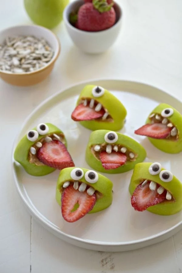 Halloween Essen Kinder gesunde Snacks Fingerfood kalt Erdbeeren Apfel Monster