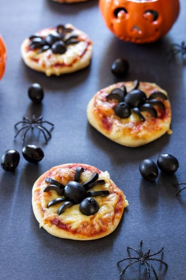 Halloween Snacks für Kinder schnelle Fingerfood Rezepte Mini Pizza Spinne Oliven