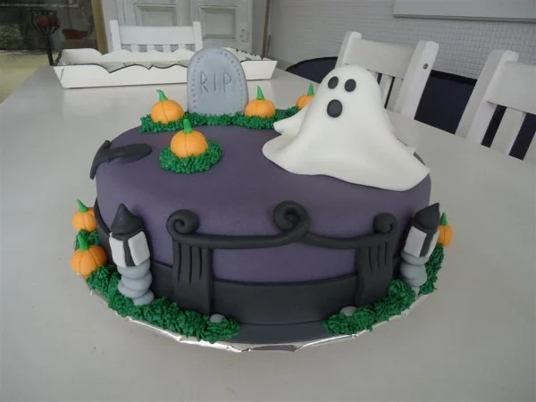 Halloween Kuchen - Lila Glasur mit einem lustigen Geist