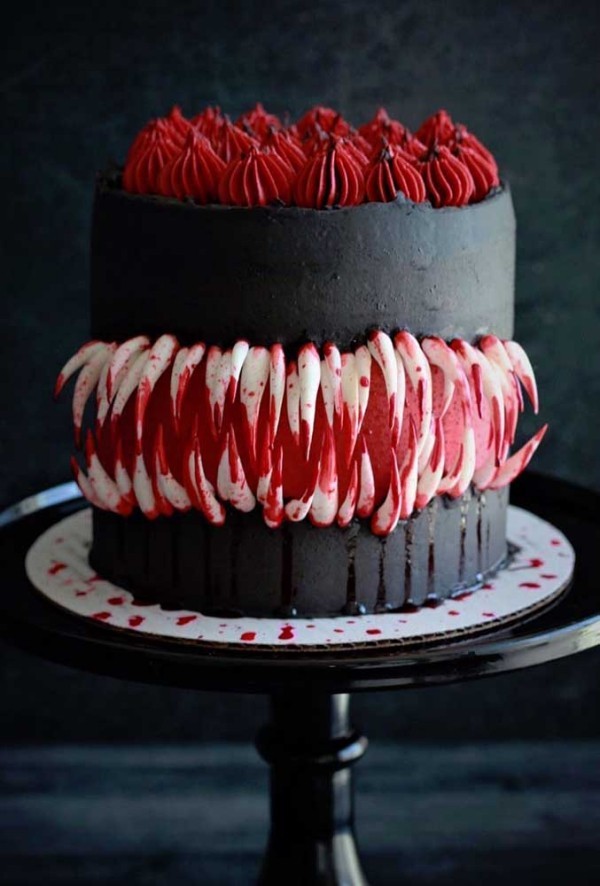 Halloween Kuchen - schwarze runde Torte mit roter Deko