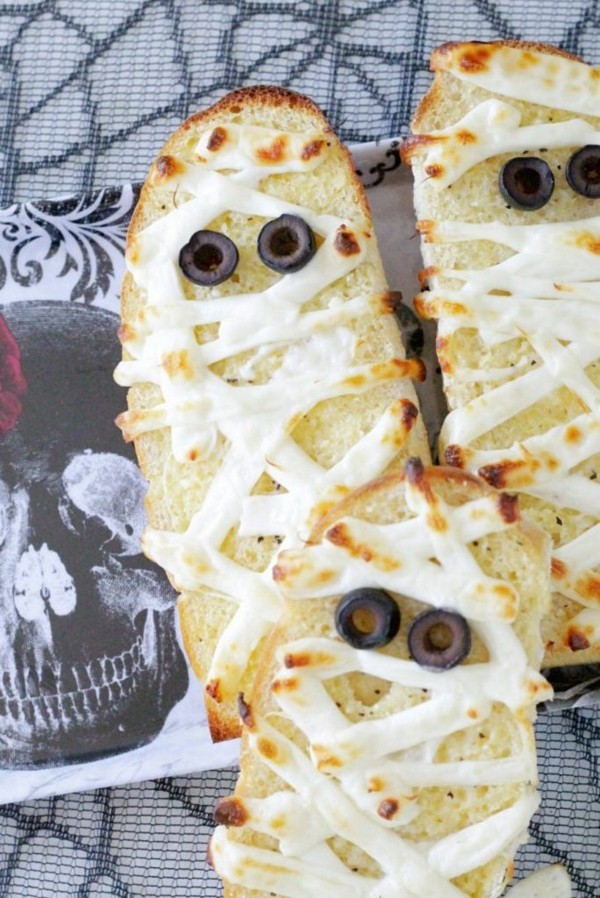 Halloween Snacks Kinder Brötchen mit Käse überbacken Oliven Augen