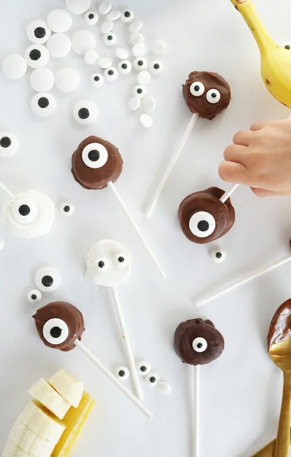Halloween Snacks für Kinder kaltes Fingerfood Banana Spieße mit Schoko Augen