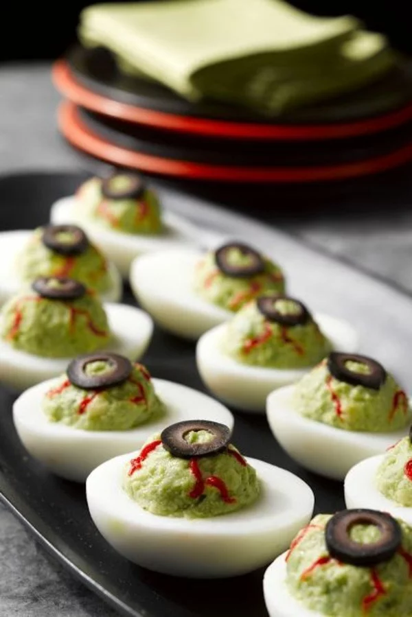 Halloween Snacks für Kinder herzhaftes Fingerfood Eier Avokado Dip Oliven