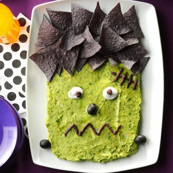 Halloween Snacks Kinder herzhaftes Fingerfood Frankenstein Monster Avokado Chips