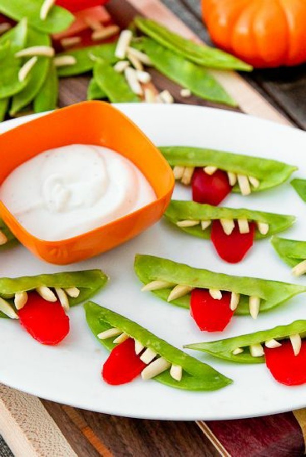 Halloween Snacks für Kinder herzhaftes Fingerfood Grünbohnen Mund