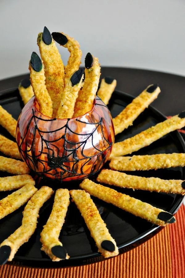 Halloween Snacks für Kinder herzhaftes Fingerfood Hexenfinger backen