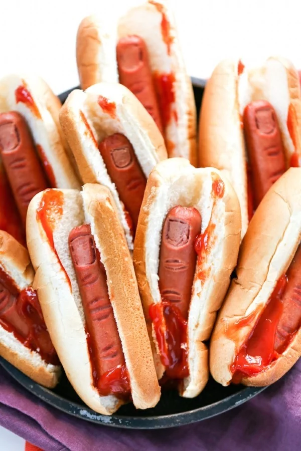 Halloween Snacks für Kinder herzhaftes Fingerfood Hotdog Hexenfinger