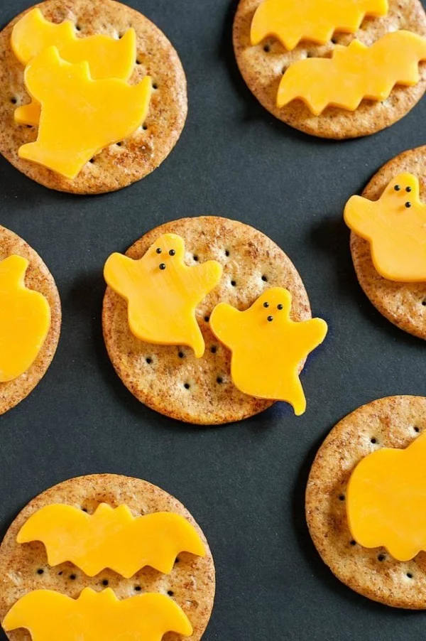 Halloween Snacks Kinder herzhaftes Fingerfood Kekse Käse Gespenster basteln Ausstecher