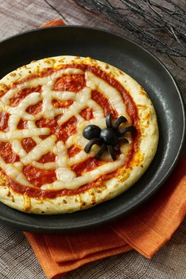 Halloween Snacks für Kinder herzhaftes Fingerfood Margherita Pizza Spinne Netz