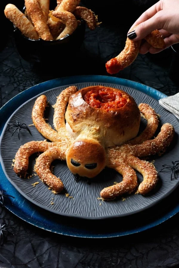 Halloween Snacks für Kinder herzhaftes Fingerfood Spinne backen