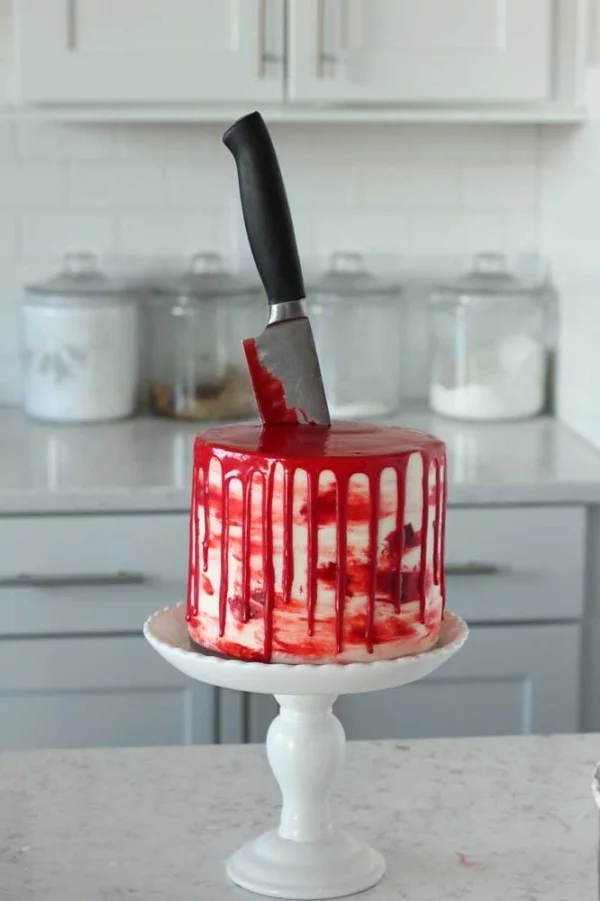 Kleiner Kuchen mit einem Messer Halloween Kuchen