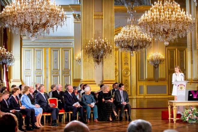 Kronprinzessin Elisabeth von Belgien 18 Jahre alt festliche Rede im Königlichen Palast zahlreiche royale Gäste