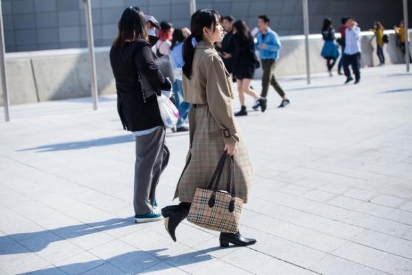 Mehrere Damen auf der Straße- Seoul Fashion Wekk Street fashion