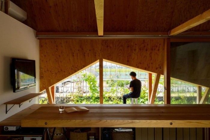 Minimalistisches Haus in Japan große dreieckige Fenster Blick auf den japanischen Garten und andere Gebäude