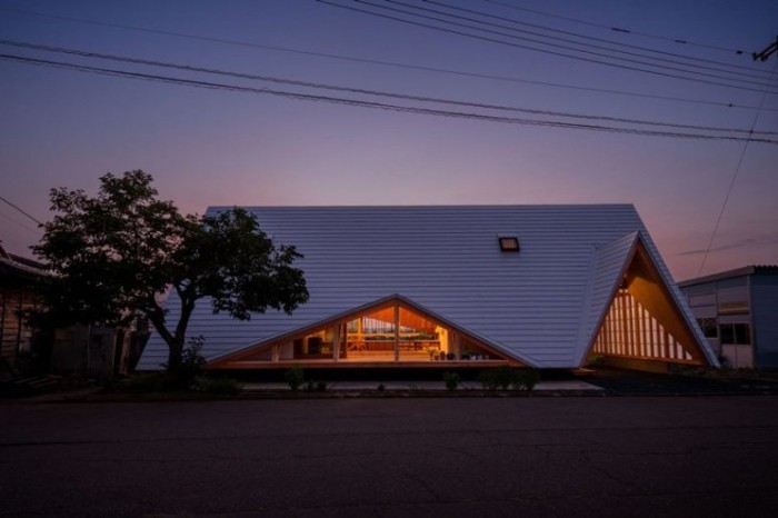 Minimalistisches Haus in Japan in Form eines Zeltes gebaut fällt von Weitem auf