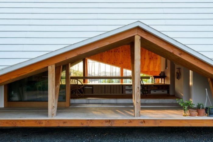 Minimalistisches Haus in Japan in Form eines Zeltes große Glastüren ermöglichen den Zugang ins Freie