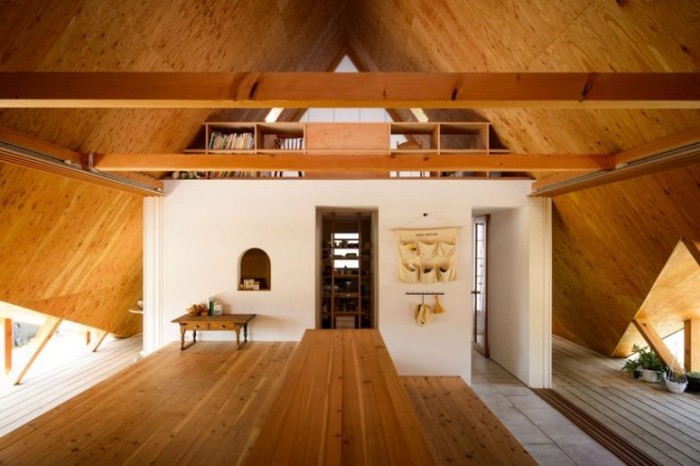 Minimalistisches Haus in Japan viel hell gebeiztes Holz Sperrholz und glatte weiße Oberflächen im Inneren