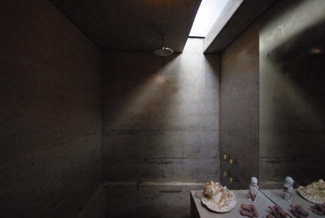 Modernes Haus aus Glas und Beton im Regenwald errichtet Badezimmer im Industrial Style Oberflächen aus Sichtbeton