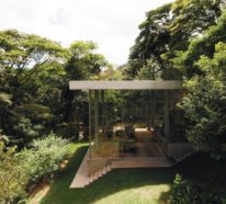 Modernes Haus aus Glas und Beton im Regenwald ist der neue Rückzugsort für einen Philosophen