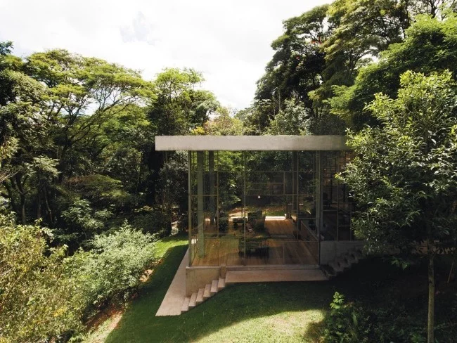 Modernes Haus aus Glas und Beton im Regenwald errichtet einfach im Design clever in der Ausführung