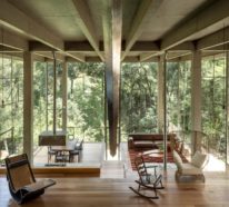 Modernes Haus aus Glas und Beton im Regenwald ist der neue Rückzugsort für einen Philosophen