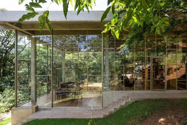 Modernes Haus aus Glas und Beton im Regenwald errichtet perfekte Rückzugsort inmitten der Natur