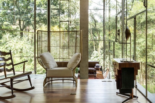 Modernes Haus aus Glas und Beton im Regenwald errichtet vollen Relax genießen schöpferisch arbeiten