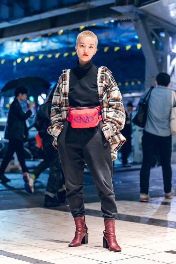 Modetrends Street Fashion - rote Tasche am Kreuz