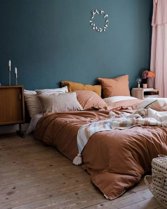 Schlafzimmer herbstlich gestalten blaugrüne Wand als Akzent Bettwäschen