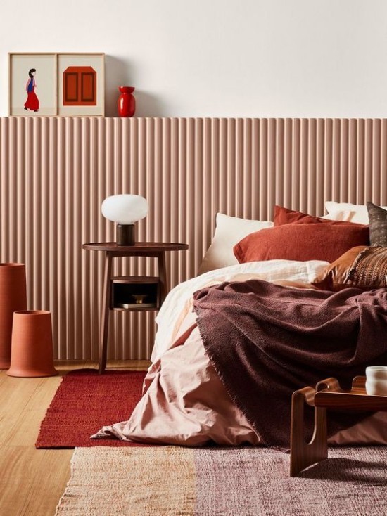 Schlafzimmer herbstlich gestalten einladendes sonniges warmes Ambiente verschiedene Brauntöne Nachttischlampe wenig Deko