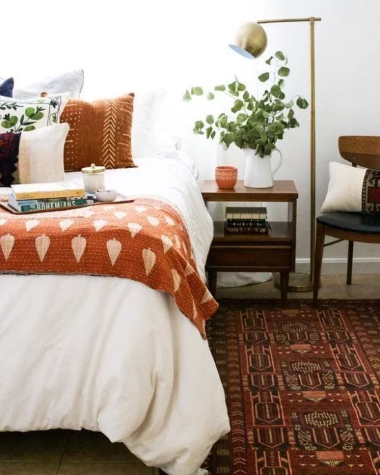 Schlafzimmer herbstlich gestalten gemütliche Atmosphäre warme Herbstfarbe Brauntöne Teppich