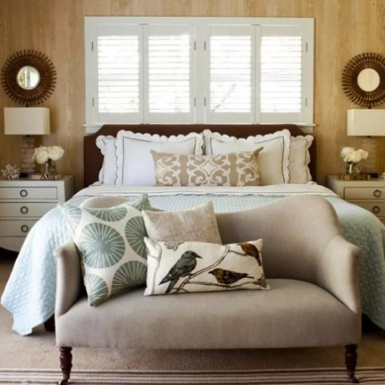 Schlafzimmer herbstlich gestalten herbstliche Muster auf Kissen schöne herbstliche Atmosphäre