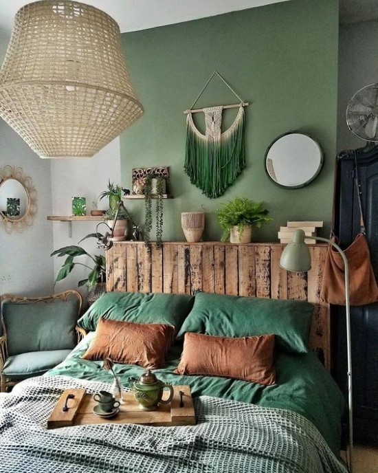 Schlafzimmer herbstlich gestalten verschiedene Grüntöne rustikale Elemente Holz Zimmerpflanzen