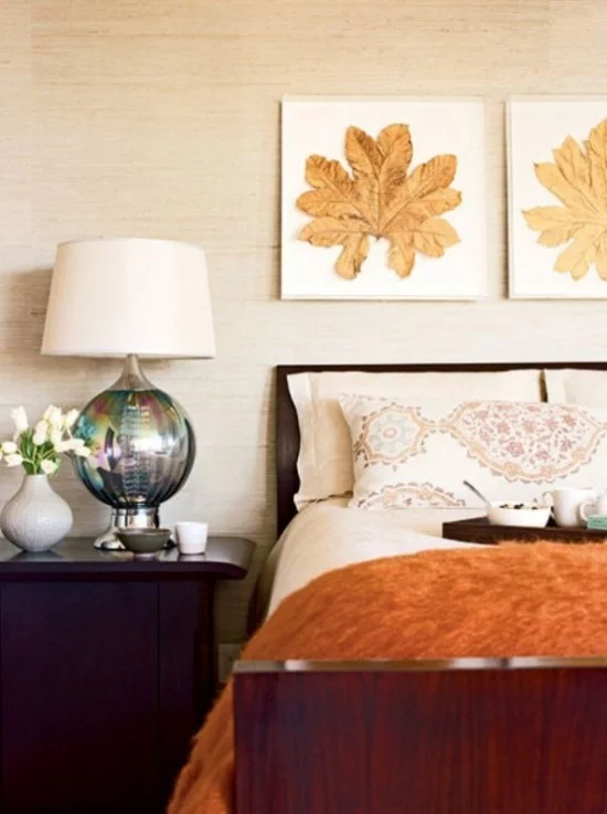 Schlafzimmer herbstlich gestalten warme Wurfdecke aus künstlichem Fell in Orange