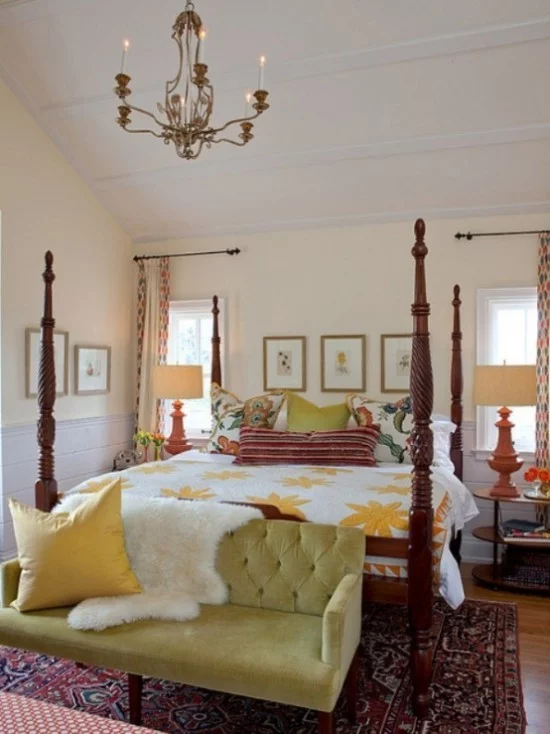 Schlafzimmer herbstlich gestalten überall weiche Texturen Teppich künstliches Fell auf dem Sofa Bettzeug viele Kissen schöne Wanddeko