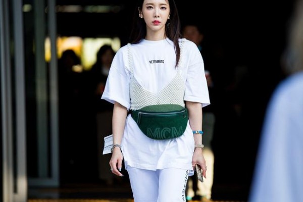 Street fashion - eine grüne Handtasche - Street Style