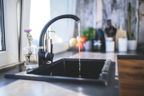 Top 5 Vorteile der leitungsgebundenen Wasserspender für Zuhause und Büro wasserhahn leitungswasser zuhause