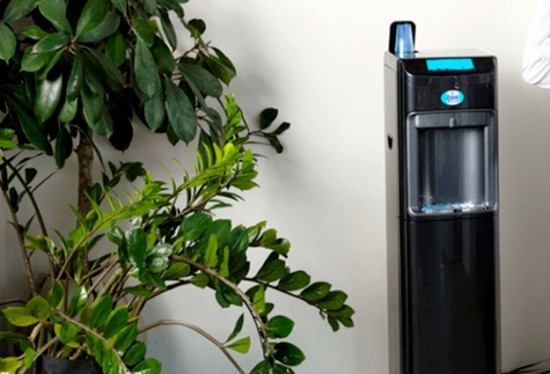 Top 5 Vorteile der leitungsgebundenen Wasserspender für Zuhause und Büro wasserverteiler auf den arbeitsplatz