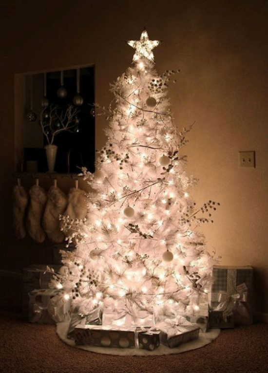 Weihnachtsbaum schmücken in Weiß und Silber Stern alle Lichter angezündet schöner Blickfang im dunklen Zimmer