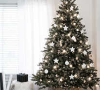 Weihnachtsbaum schmücken in Silber und Weiß und Sie haben ein glänzendes Highlight zu Hause