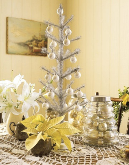 Weihnachtsbaum schmücken in Weiß und Silber dezente Farben kleiner Christbaum