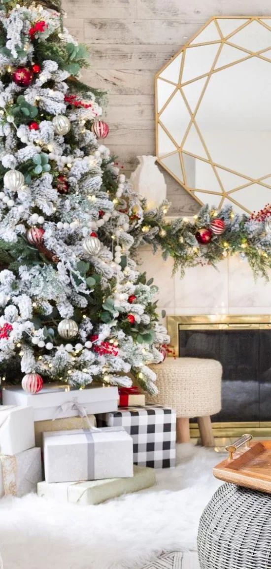 klassisch dekorierter Weihnachtsbaum mit glänzenden roten Kugeln und weißen Girlanden 