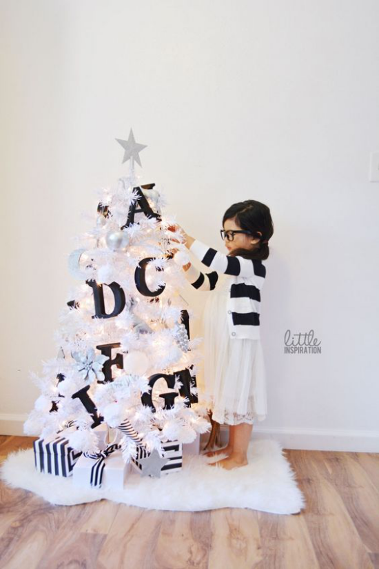 Weihnachtsbaum schmücken in Weiß und Silber kleiner Baum in Weiß Deko in Schwarz Kontrast große Buchstaben kleines Mädchen