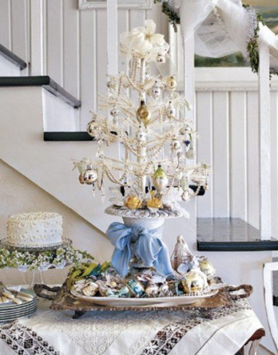 Weihnachtsbaum schmücken in Weiß und Silber kleines symbolischer Christbaum schön dekoriert auf dem Esstisch platziert