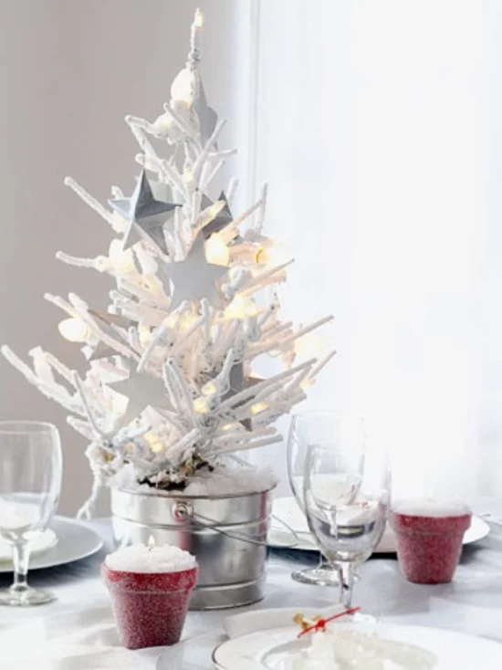 moderner Weihnachtsbaum in Silber in Eiskübel aif dem Esstisch 