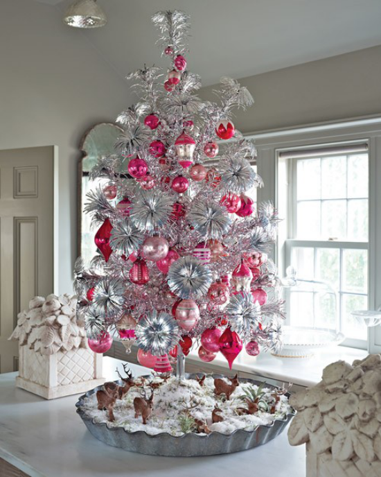 Weihnachtsbaum schmücken in Weiß und Silber mit Rot und Rosa kombiniert entzückender Look