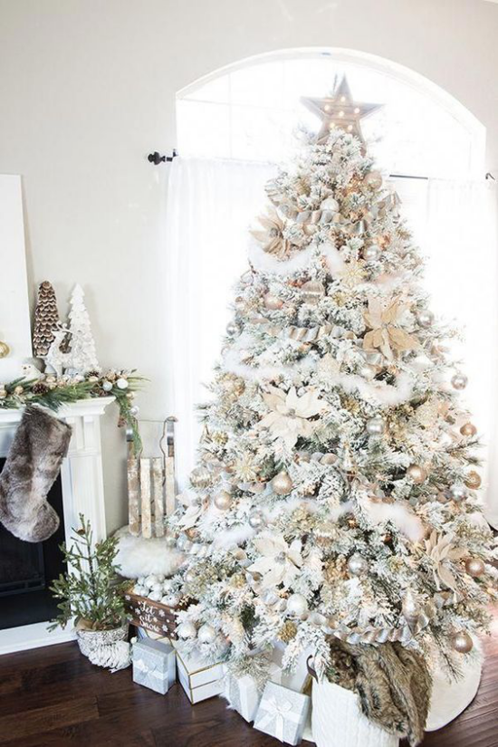 Weihnachtsbaum schmücken in Weiß und Silber schön dekorierter Christbaum darunter Geschenke richtiger Blickfang im Raum oben Stern