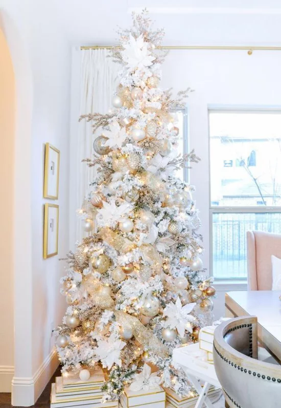 Weihnachtsbaum schmücken in Weiß und Silber schön dekorierter Christbaum darunter Geschenke richtiger Blickfang im Raum