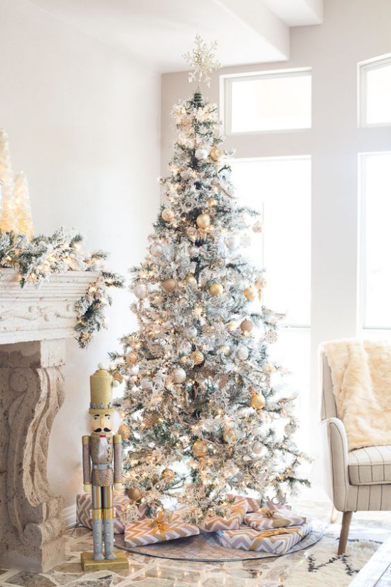 Weihnachtsbaum schmücken in Weiß und Silber schön dekorierter Christbaum verpackte Geschenke neben dem Kamin