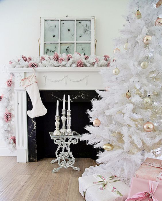 Weihnachtsbaum schmücken in Weiß und Silber schöne glänzende Kugeln im Hintergrund dekorierter Kamin Girlanden Kugeln